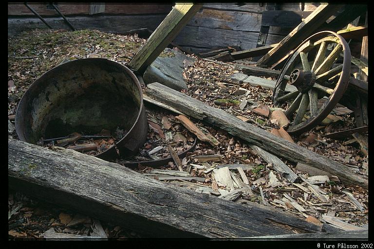 Ruin interior, lots of debris